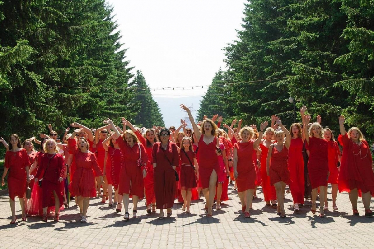 В Красноярске прошло шествие женщин в красных платьях