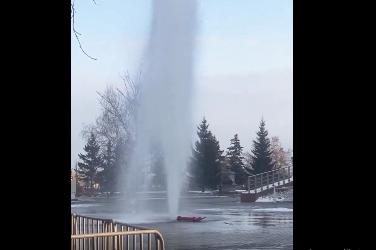 В центре Красноярска из-за коммунальной аварии забил фонтан