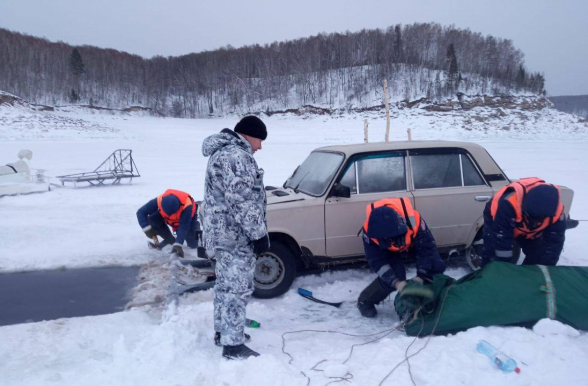 Спасатели подняли затонувший на 45-метровой глубине Красноярского  водохранилища автомобиль — Новости Красноярска на 7 канале