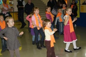 Команда в оранжевых шарфах "Связаны вместе!"