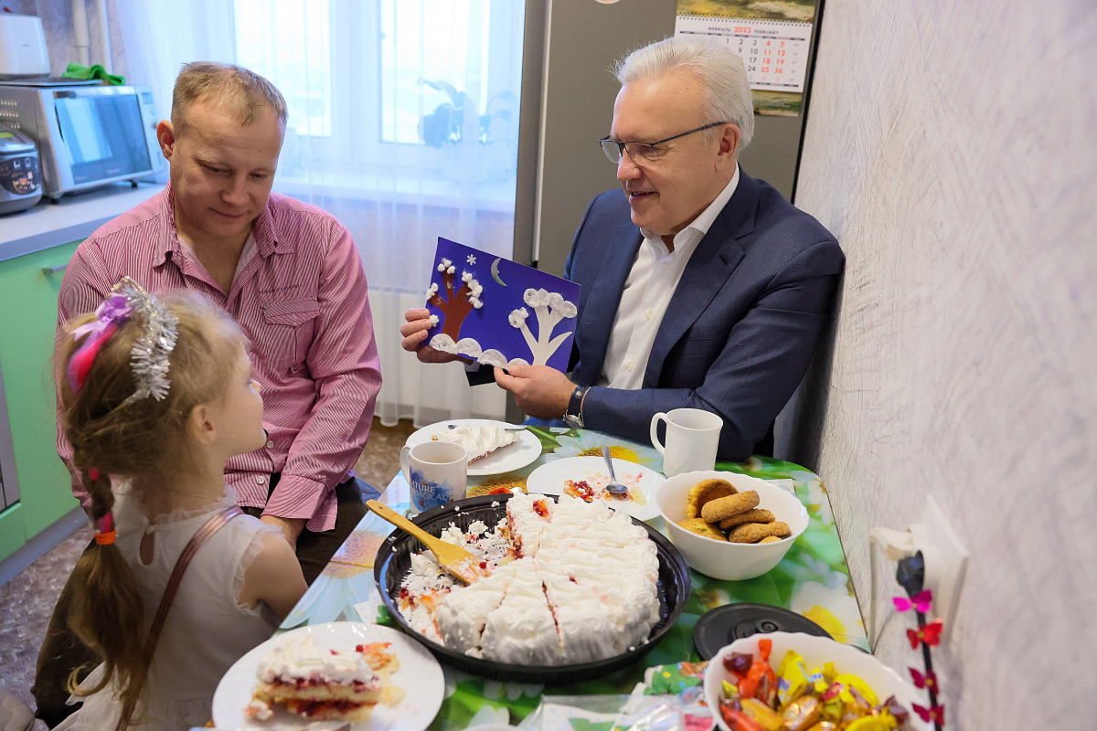 Губернатор Красноярского края помог семье с двумя приемными девочками с жильем