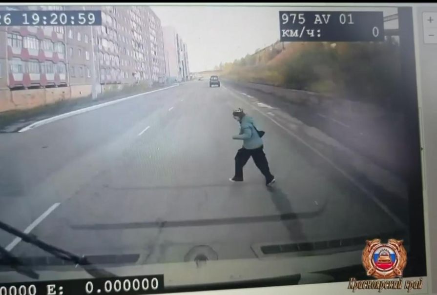 Школьница из Норильска попала под микроавтобус, перебегая дорогу