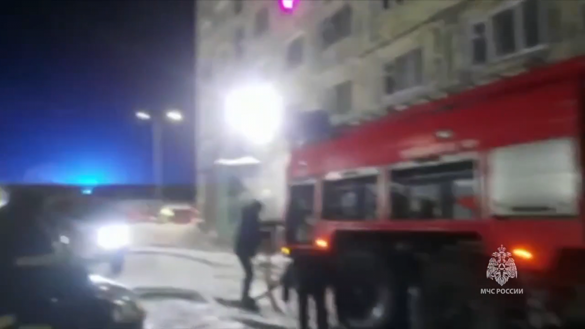 Из горящей многоэтажки в Норильске эвакуировали больше 100 человек 