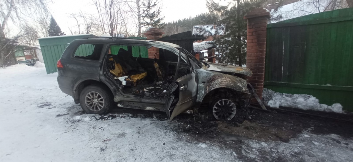В Красноярске на улице Лесной в автомобиле сгорел мужчина