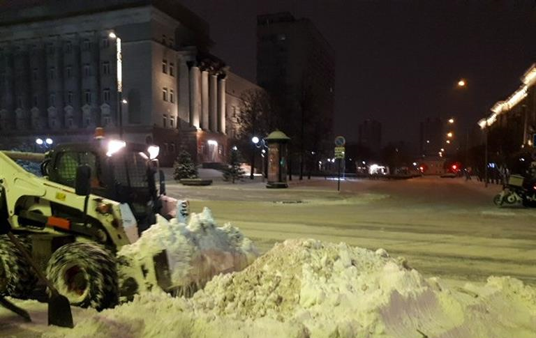 В Красноярске уборкой снега минувшей ночью занимались 70 спецмашин