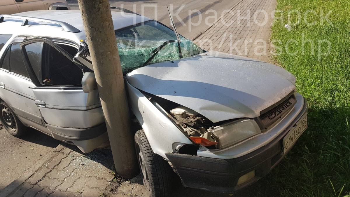 Водитель «Тойоты» гнал по только что вымытой дороге и врезался в столб —  Новости Красноярска на 7 канале