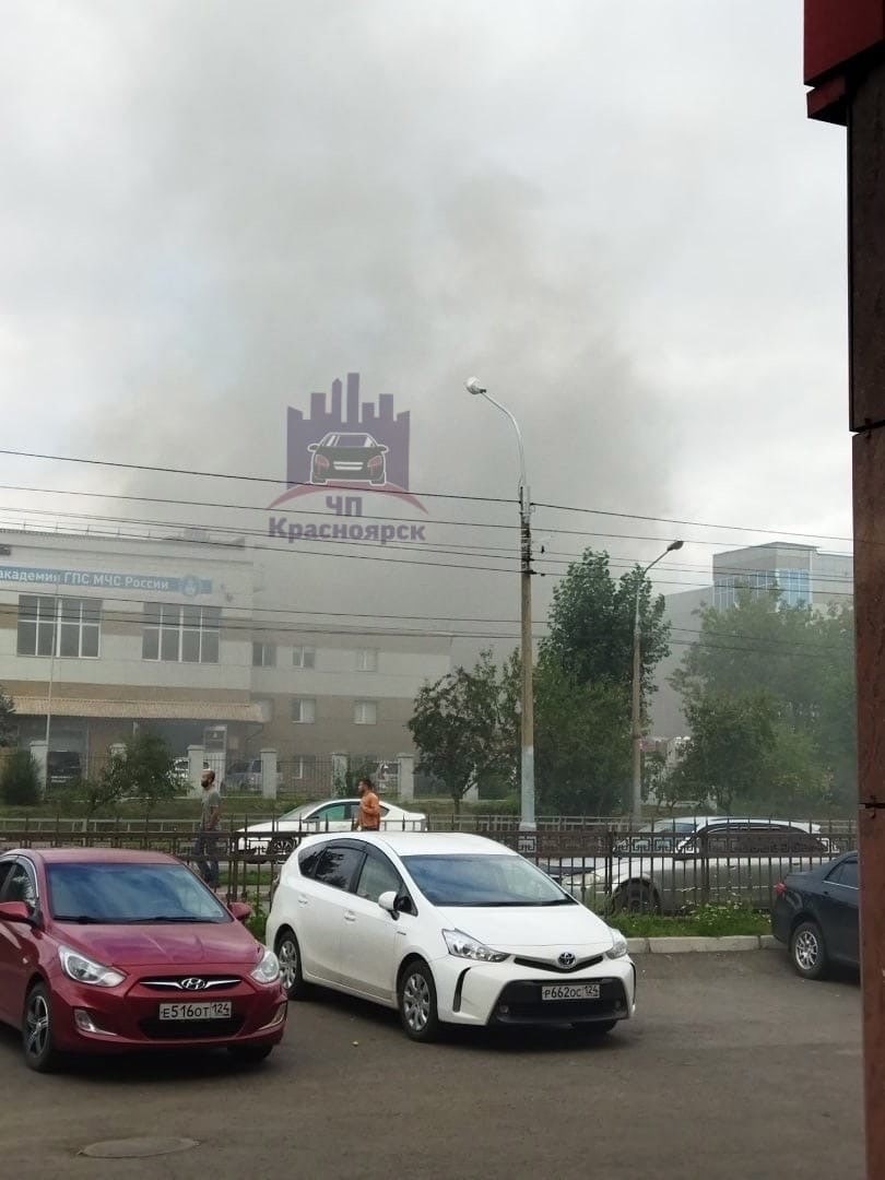 На правом берегу Красноярска горит магазин тканей | 02.08.2022 | Красноярск  - БезФормата