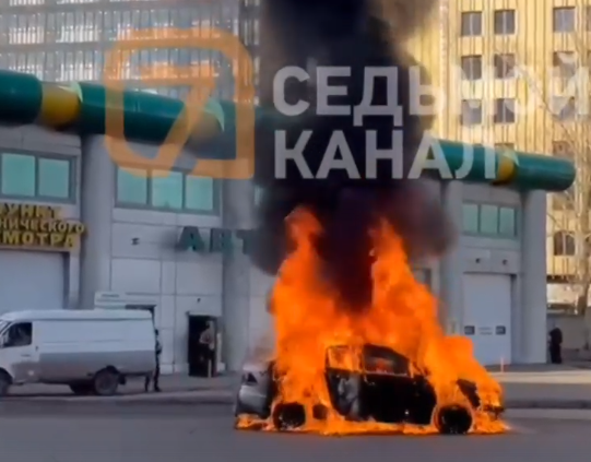 В Красноярске на перекрестке Свободный-Телевизорный около заправки сгорело такси