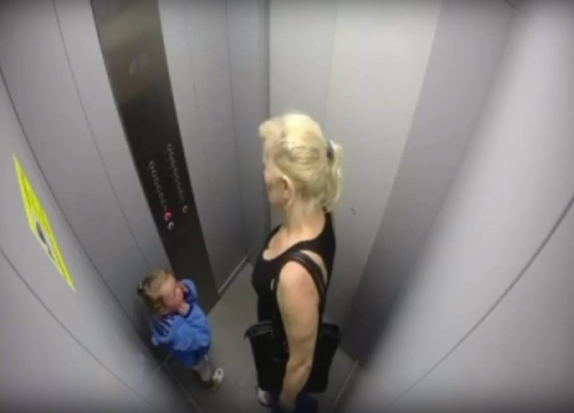 Избиение девочки в лифте