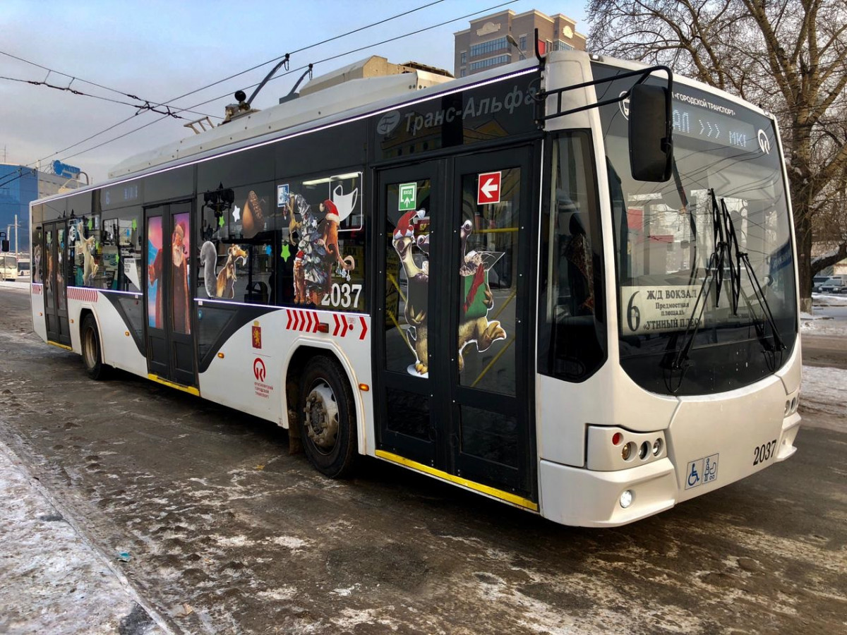  На дорогах Красноярска появились мультяшные троллейбус и трамвай
