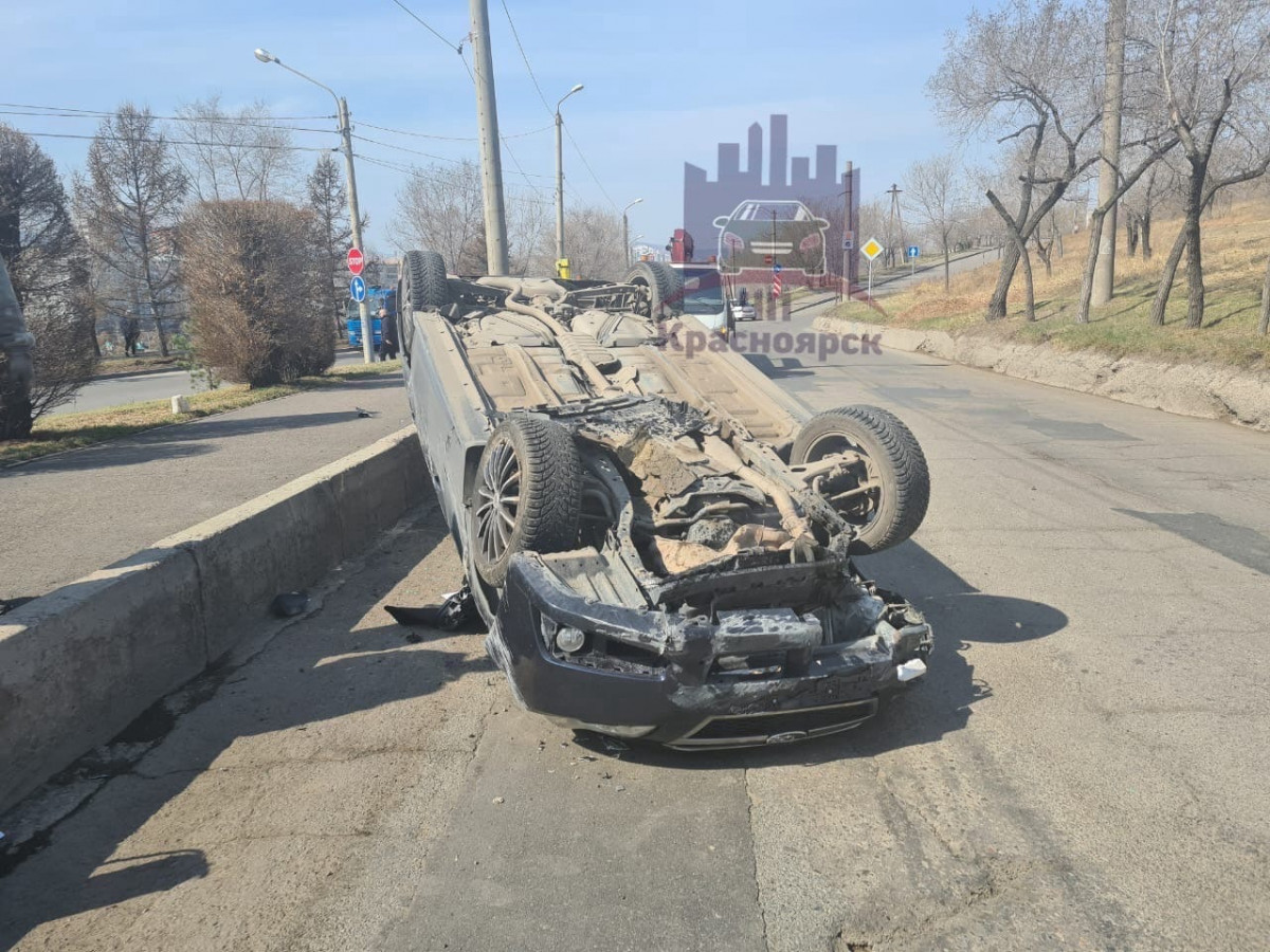 В Красноярске на улице Дубенского перевернулась машина