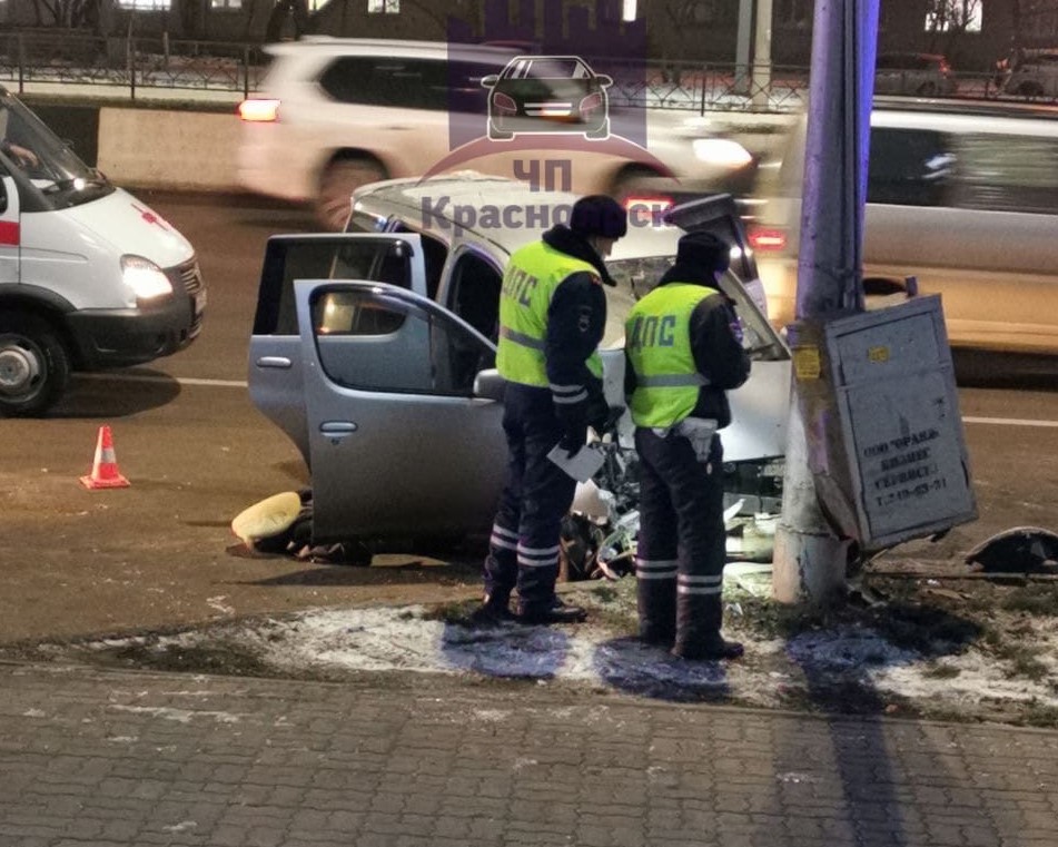 В Красноярске на улице Партизана Железняка водитель врезался в столб и погиб — Новости Красноярска на 7 канале