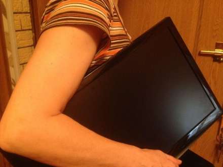 В Красноярске женщина украла у знакомого ноутбук, а потом вернулась и за телевизором. Фото: news.vdv-s.ru