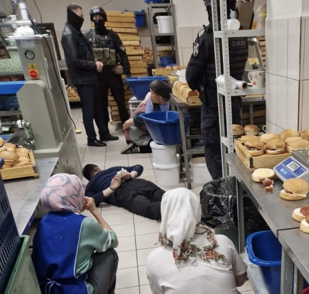 Полиция провела рейд на хлебозаводе в Красноярске: трех мигрантов выдворят из страны
