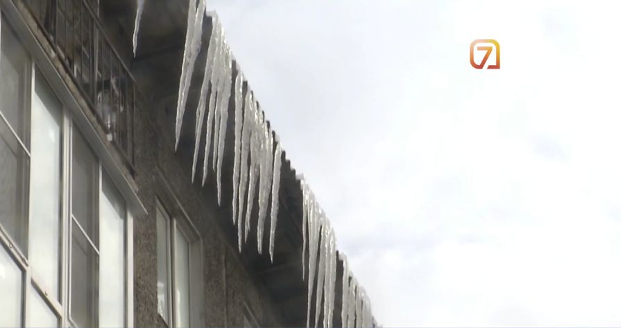 Упавший на красноярку снег с крыши обошелся УК почти в 100 тысяч рублей