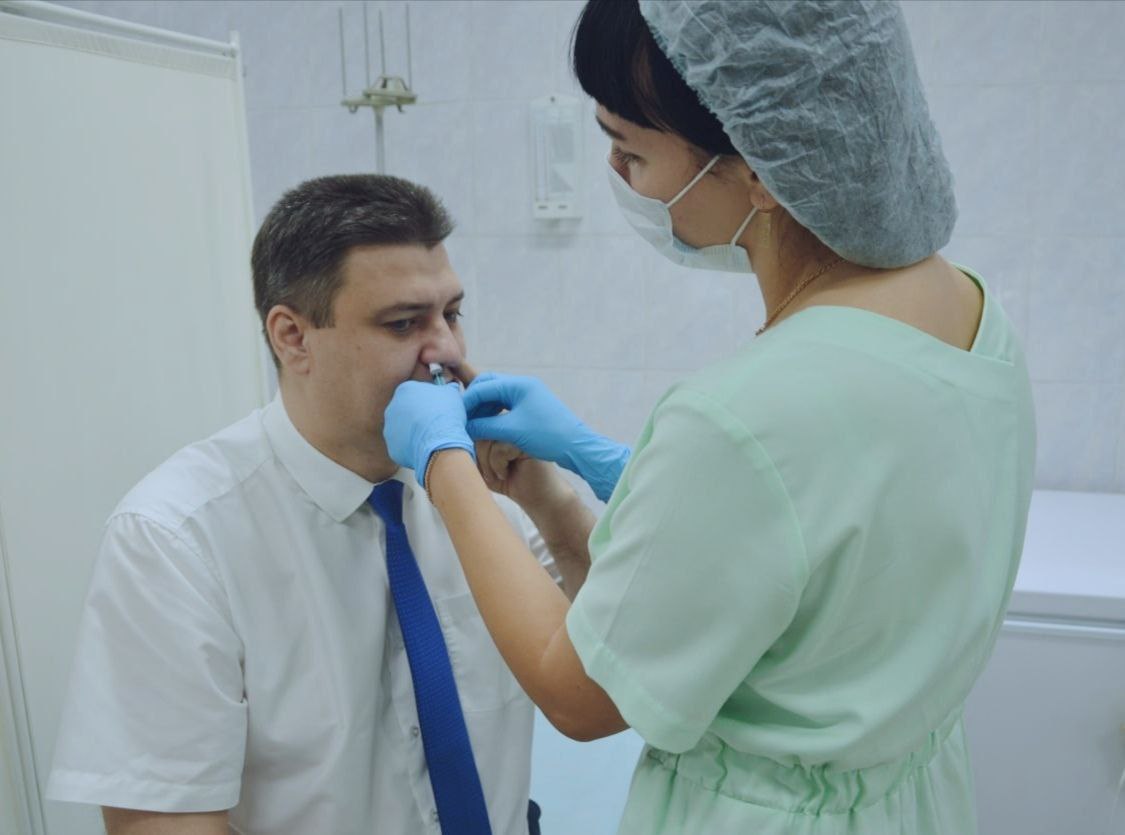 В Красноярском крае главы Роспотребнадзора и Минздрава вакцинировались от COVID-19 через нос
