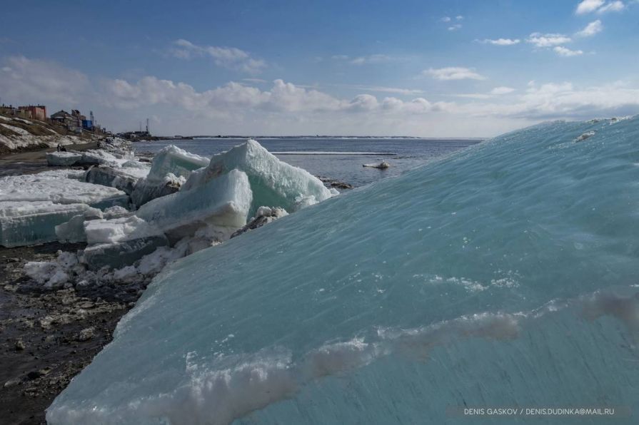 Глыбы льда выбрасывает берег на севере Красноярского края. Показываем впечатляющие кадры ледохода