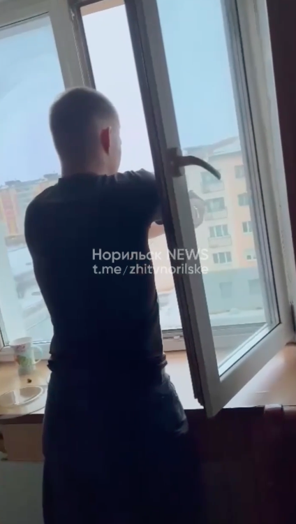 Стрелявших из окна квартиры в Норильске задержали