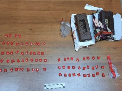 Двое красноярцев спрятали 74 свертка с наркотиками в бисквитах . Фото: 24мвд.ру