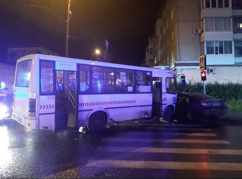 Пять человек пострадали от столкновения автобуса и легкового автомобиля в Ачинске