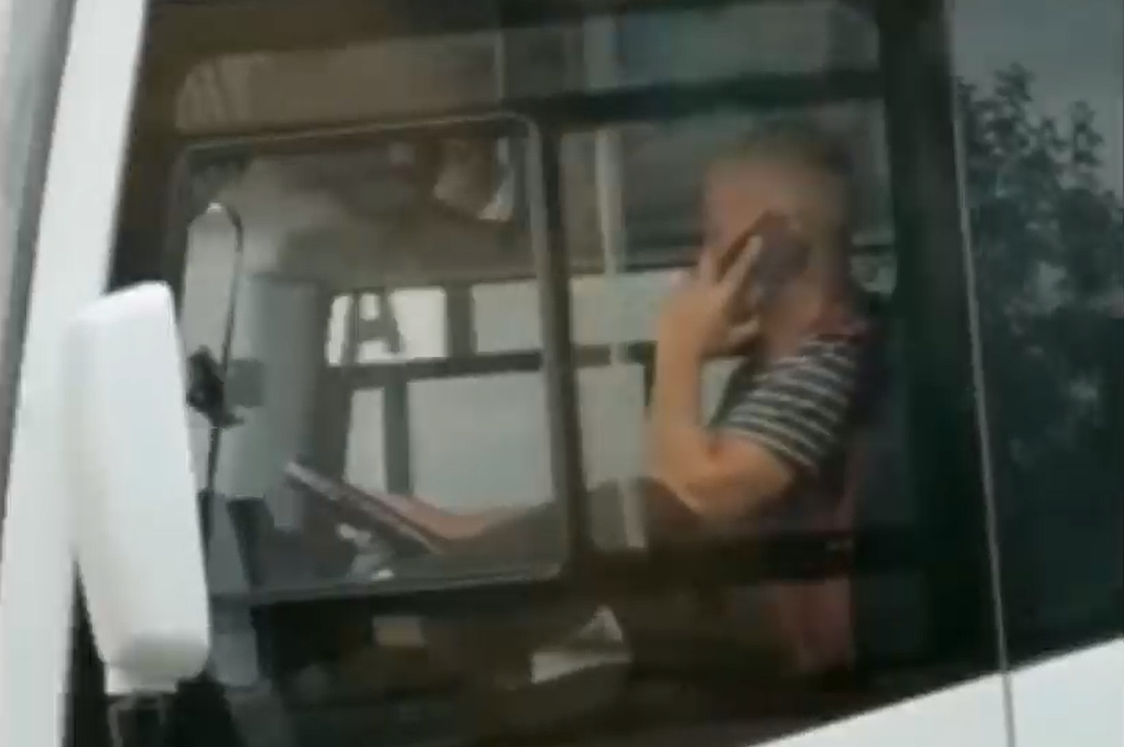 В Красноярске водителя автобуса накажут за разговор по телефону за рулём 
