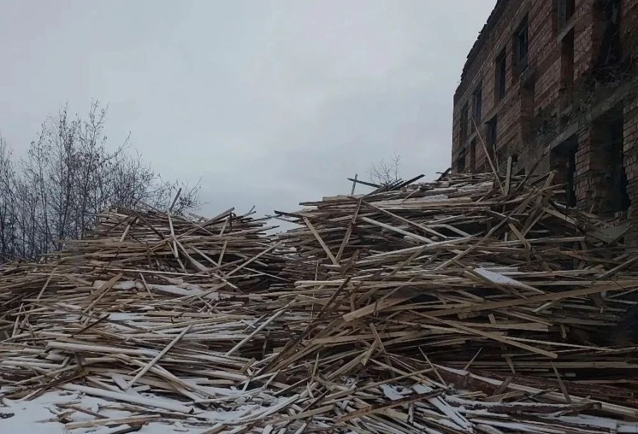 Лесопилка в Канске заваливает город древесными отходами