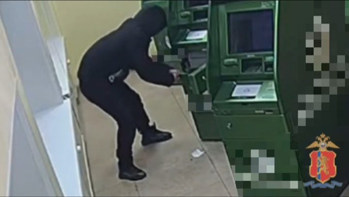 В Красноярске мужчина пытался украсть 5,5 млн рублей из банкомата на перелет в другую страну 