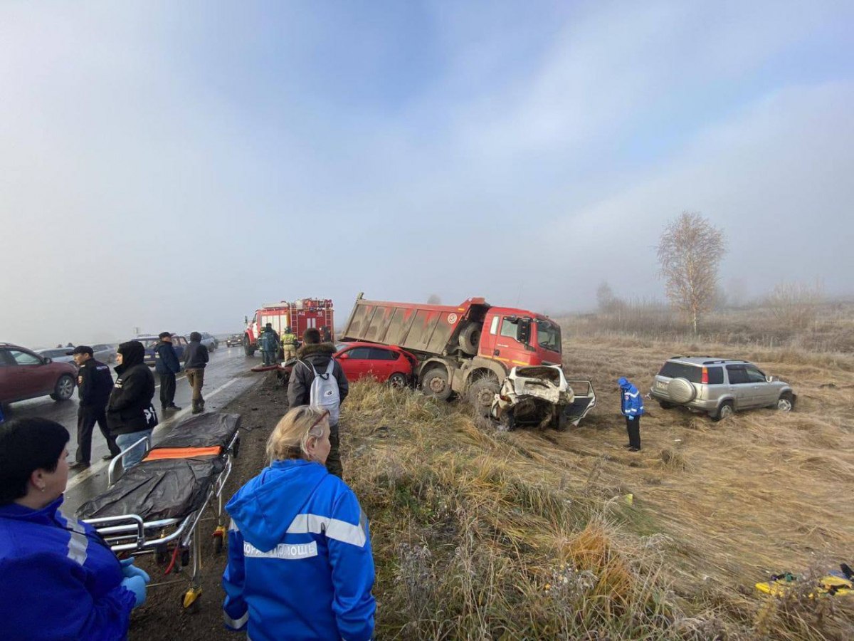 Момент столкновения под Красноярском грузовика и иномарки случайно попал на видео очевидца
