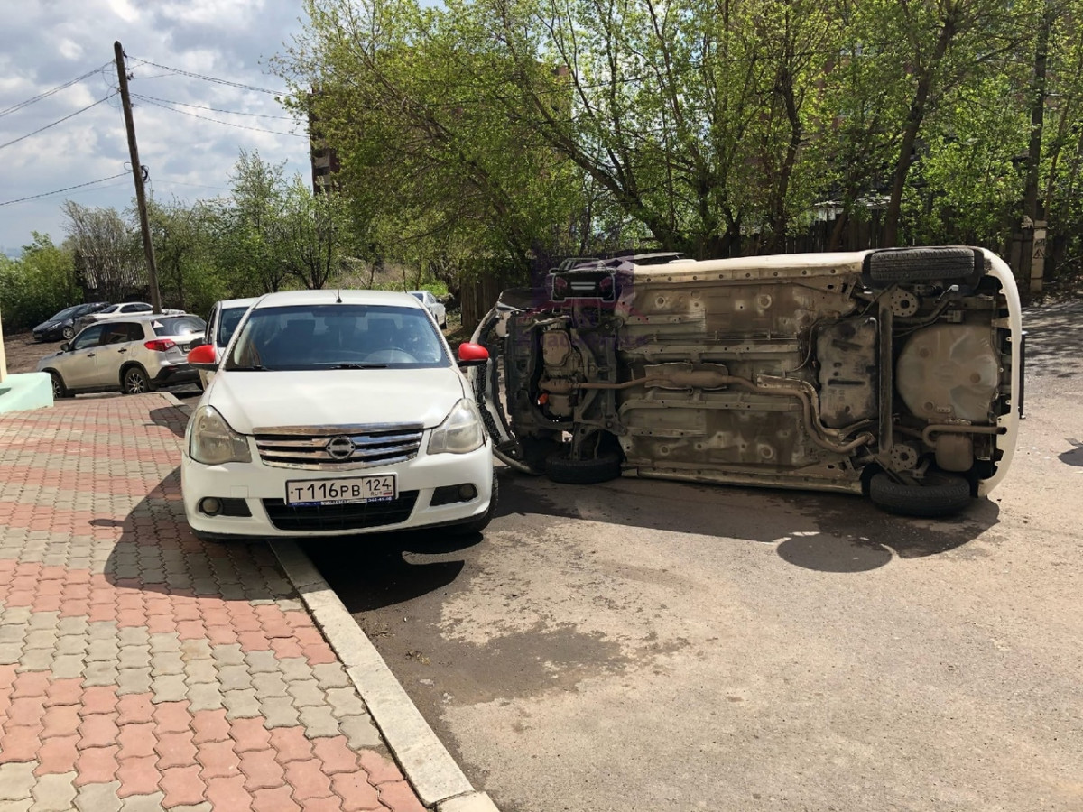 Красноярка на «Тойоте» врезалась в две машины и перевернулась — Новости  Красноярска на 7 канале