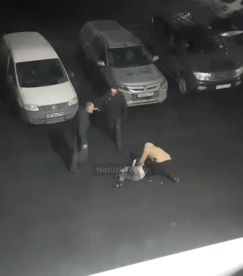 В Красноярском крае мужчина жестоко избил девушку из-за поврежденного автомобиля 