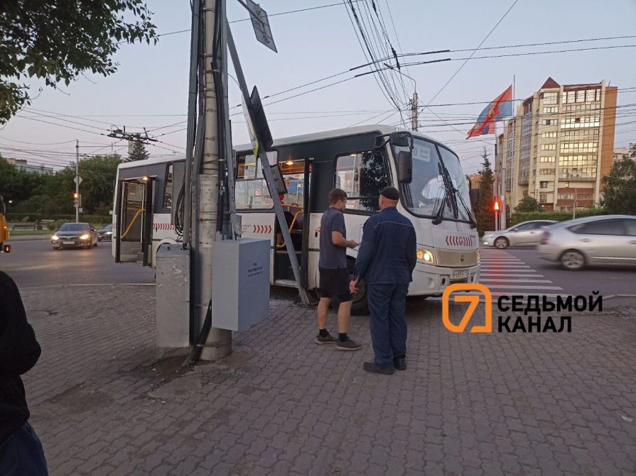 В Красноярске автобус вывез пассажиров на встречную полосу и въехал в светофор 