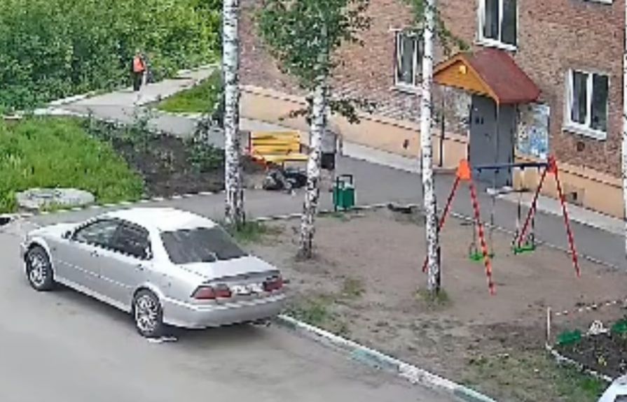В Красноярском крае мужчина избил сидящего на скамейке пенсионера. Дедушка впал в кому