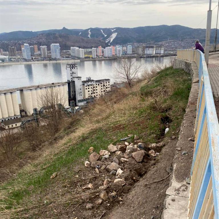 В Красноярске вновь ищут подрядчика, чтобы завершить работы по укреплению склона в районе ул. Дачная