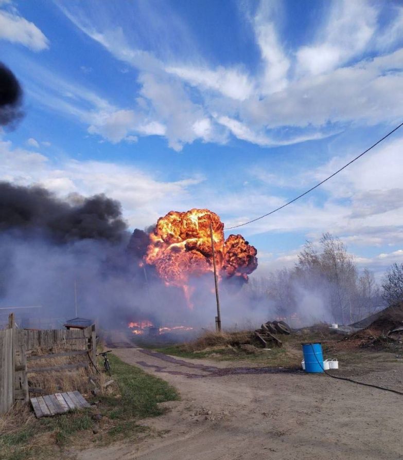 В пожаре со взрывами под Красноярском уничтожены машины и частные дома: подробности 