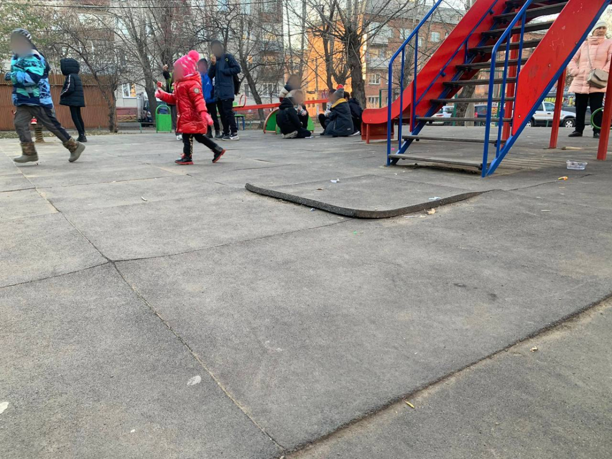 50 тысяч рублей выплатили семье мальчика, который разбил нос на детской площадке в Красноярске 