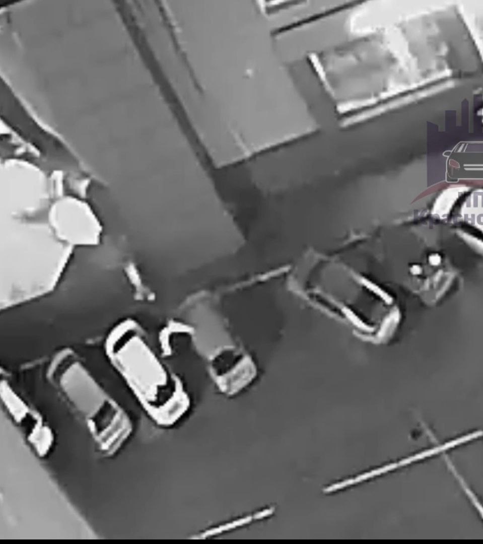 В Красноярске на улице Вильского мужчина пробежался по припаркованным машинам и повредил крышу одной из них