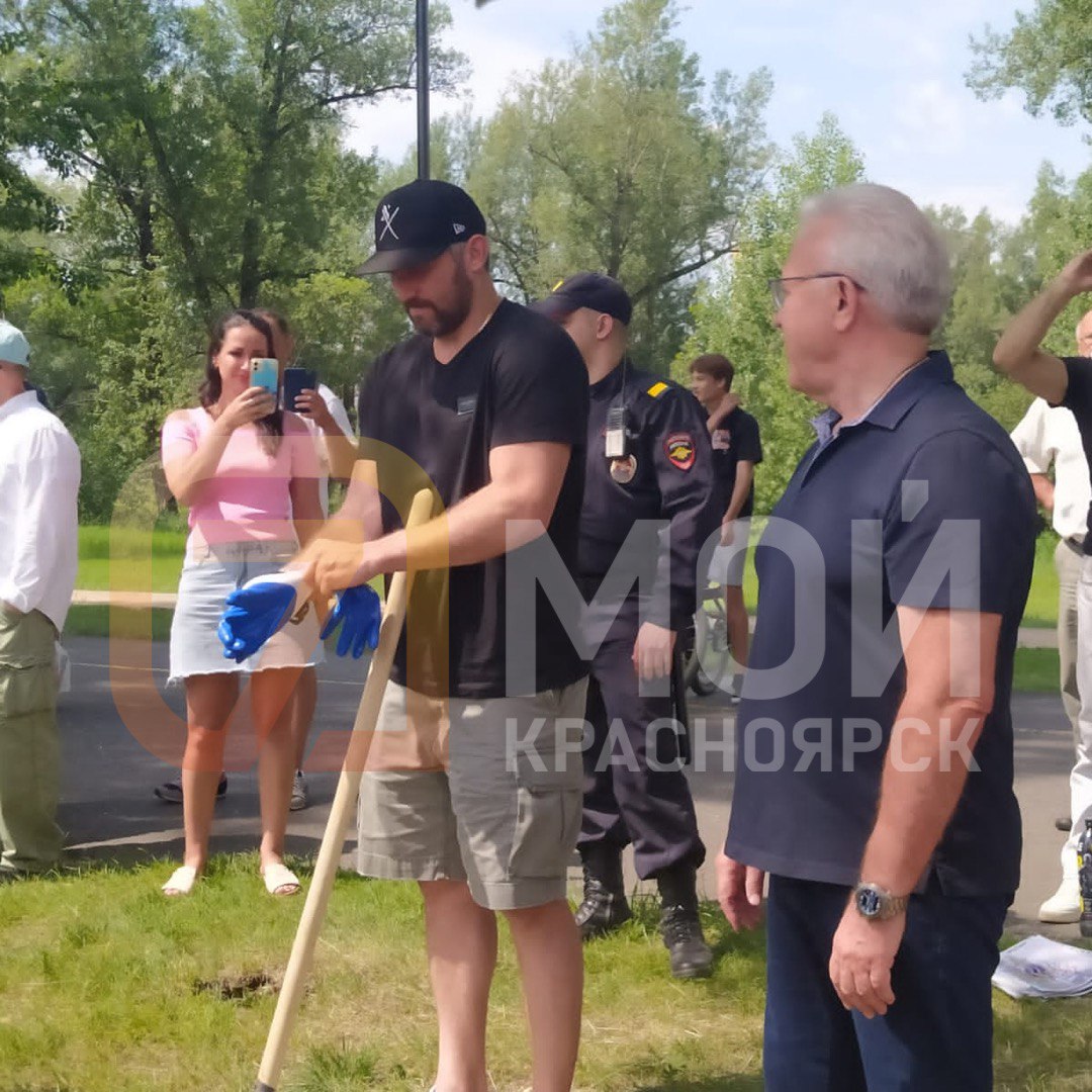 Хоккеист Александр Овечкин и губернатор Александр Усс высаживают деревья на красноярском Татышев