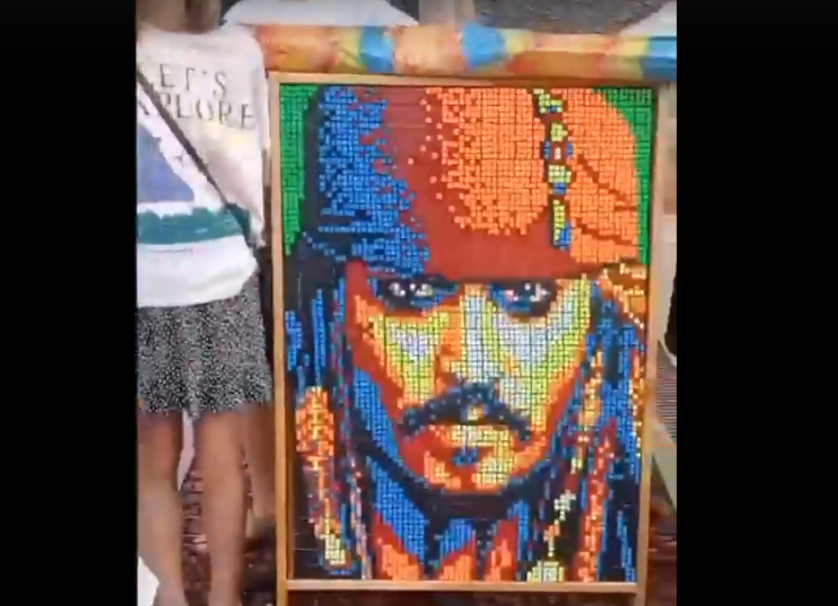 В Красноярске дети собрали портрет Джека Воробья из кубиков Рубика