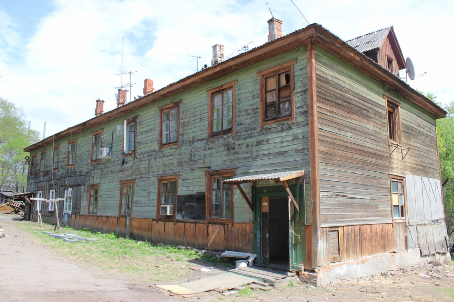 Чиновницу в Красноярском крае заподозрили в схеме по выкупу у сирот жилья за бесценок и переселении их в развалюхи