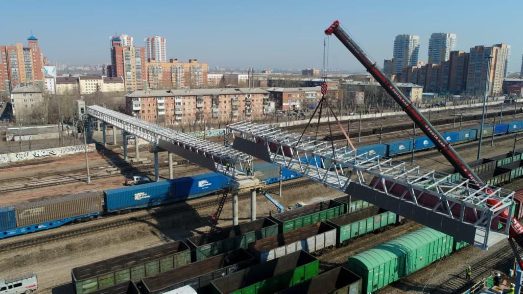 В Красноярске завершили установку последнего пролёта пешеходного моста на Семафорной