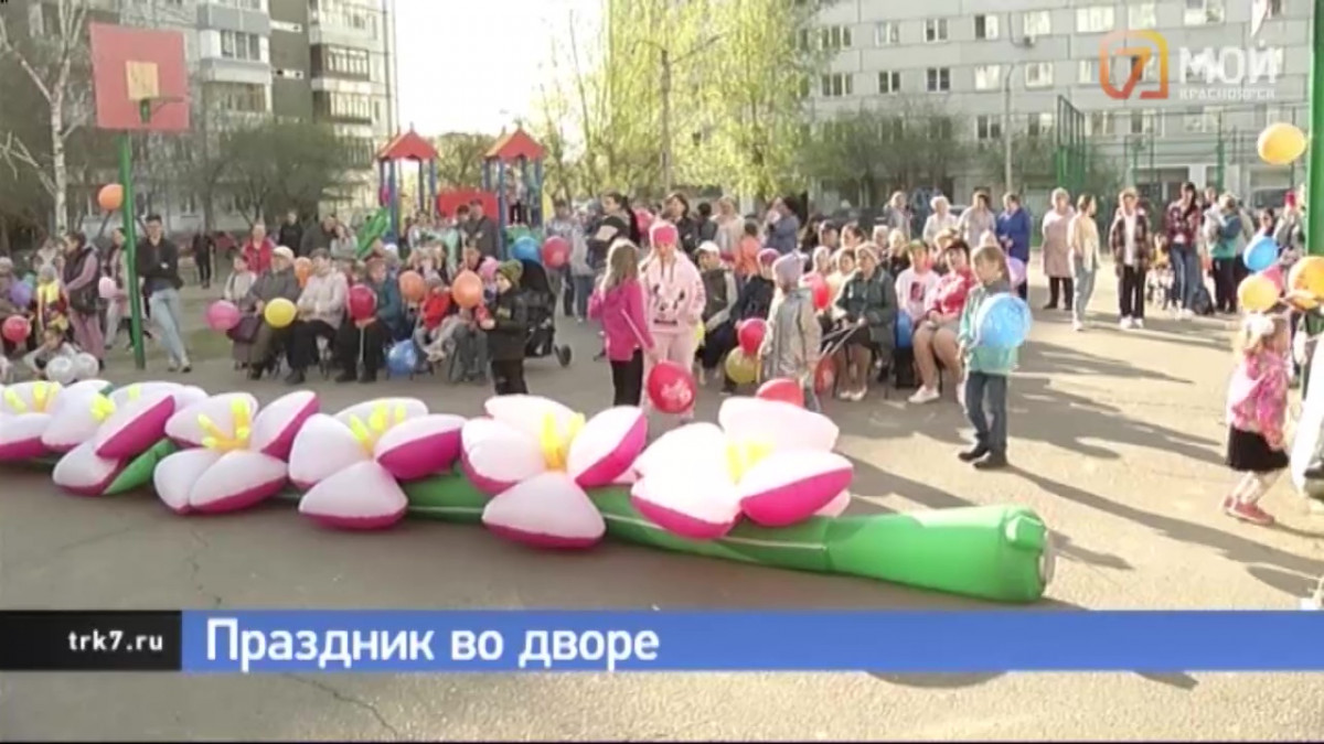 В Красноярске на улице Тельмана жители устроили праздник ветеранам 