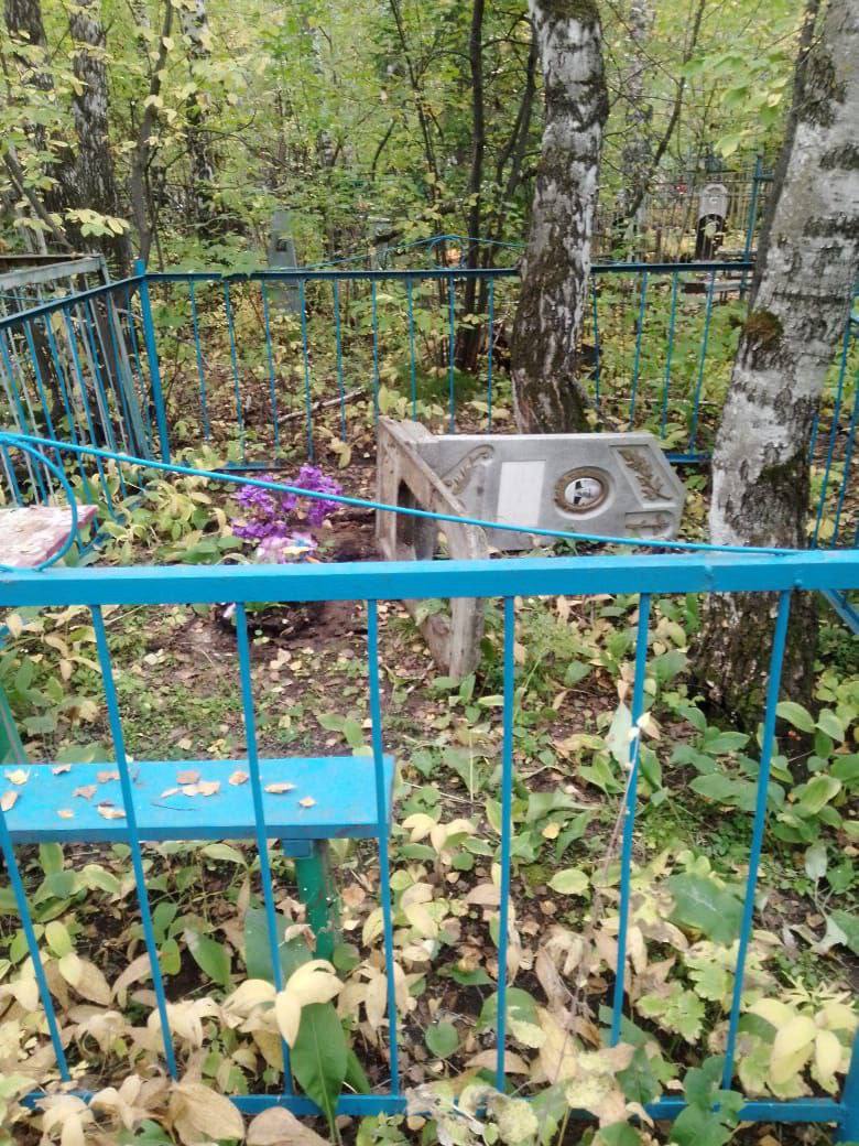 В Ачинске Красноярского края вандалы разгромили могилы на старом погосте