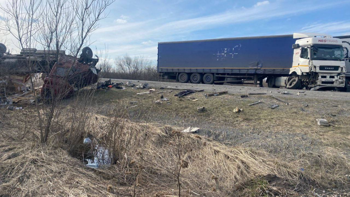 Три взрослых и два ребенка пострадали в массовой аварии с участием четырёх  грузовиков и двух легковушек в Красноярском крае — Новости Красноярска на 7  канале