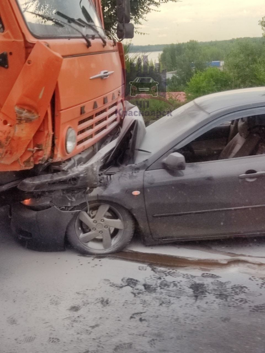 На Коммунальном мосту Красноярска случилась массовая авария с участием «КАМАЗа»