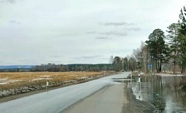 Объездную дорогу возле Железногорска частично подтопило . Фото: КРУДОР