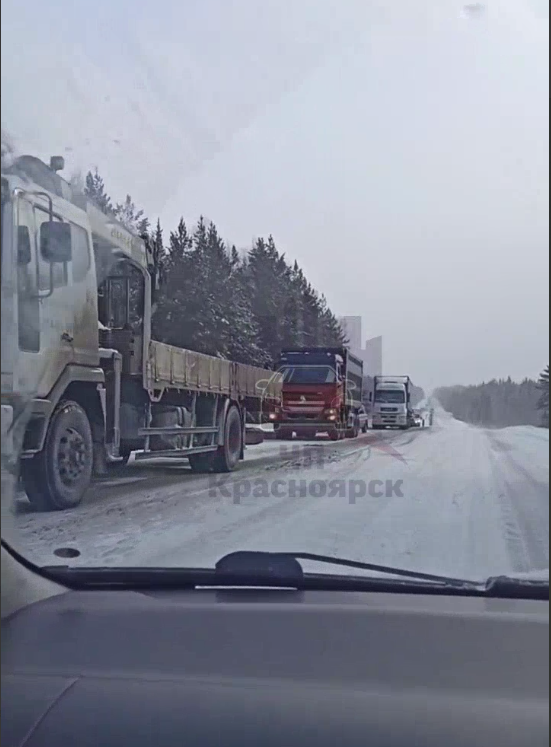 На трассе Красноярск – Ачинск из-за сильного гололёда образовалась километровая пробка 