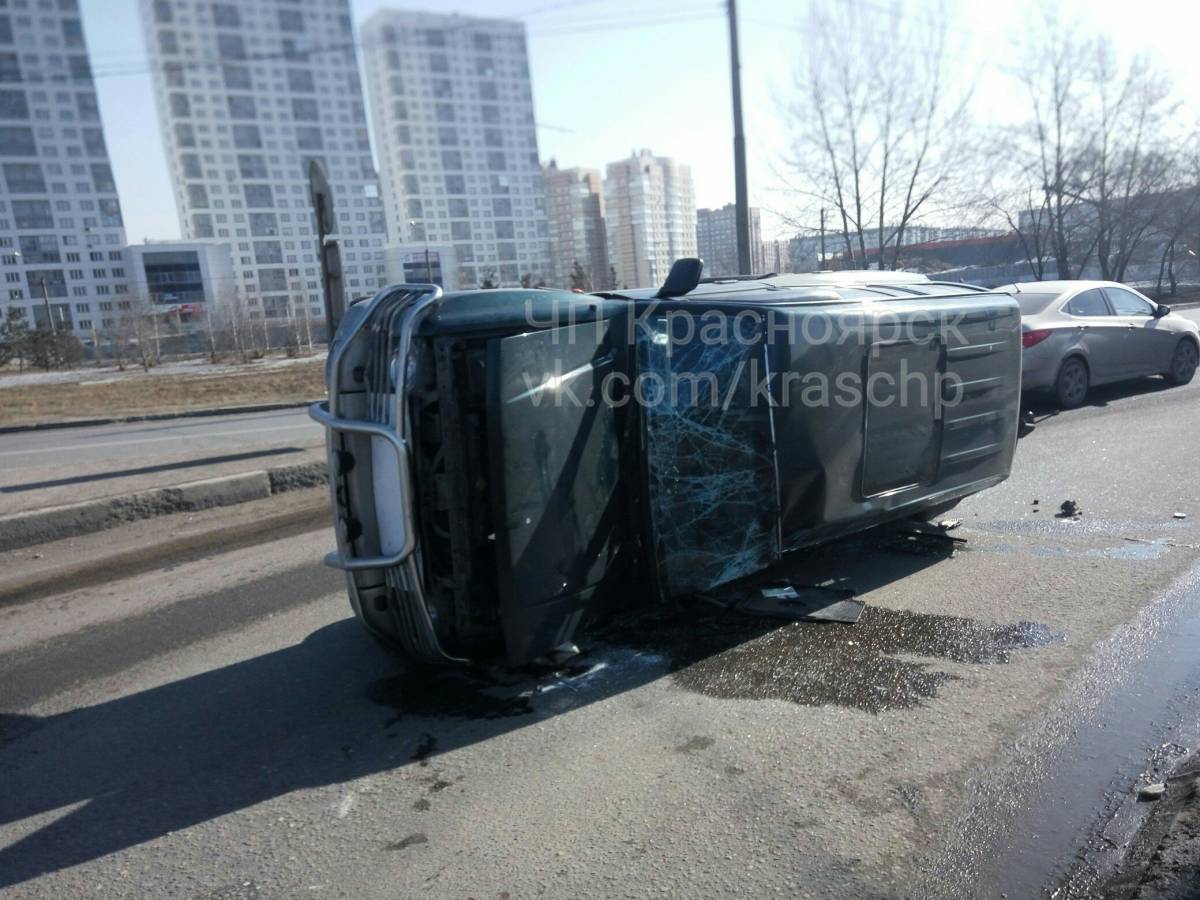 Джип эффектно перевернулся и создал пробку на кольце Шахтеров — Новости  Красноярска на 7 канале