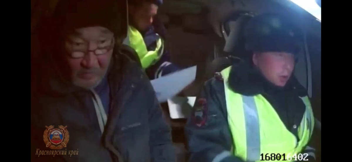 На трассе под Красноярском инспекторы ДПС помогли водителю, у которого ночью сломался автомобиль