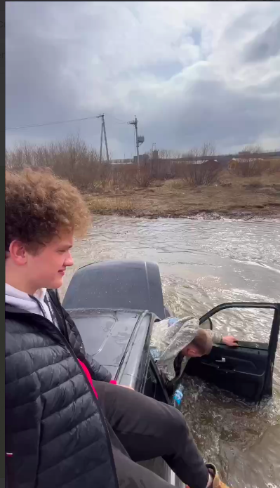 Красноярские блогеры затопили Jeep Patriot в Каче