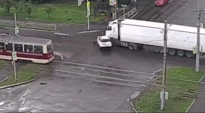 В Красноярске водитель иномарки пролетел на красный и столкнулся с грузовиком